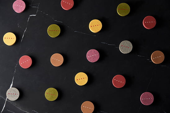 マルニのカラーコードをベースにした愛らしい「塩チョコレート」ギフトにも最適。(3個入り ¥2,700/6個入り ¥5,184 ギフトボックス入り)