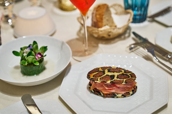 「ミッツァ」柄を配した特製ブレッドにベシャメルソースとハム、黒トリュフ風味のチーズを挟んだ独創的なクロックムッシュ「ル ミッツァ」(ブーケサラダ、ブレッド付き ¥6,500)