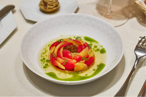 トマトの魅力を余すところなく引き出した、爽やかかつ味わい深いサラダ「ラ フルール ド トマト」(ブレッド付き ¥3,500)