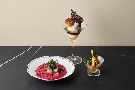 オープンから14時までは、選べるメインディッシュにミニスープサラダとデザート、食前・食後のドリンクが付く「マルニ セット」（¥6,380~）もオーダー可能。インスピレーションたっぷりのブランチを楽しめる。