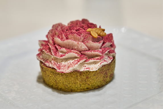 花弁から香りまで繊細に再現。ディオールの重要なコードのひとつであるローズを模ったタルト「ラ ローズ フランボワーズ」（¥4,500）