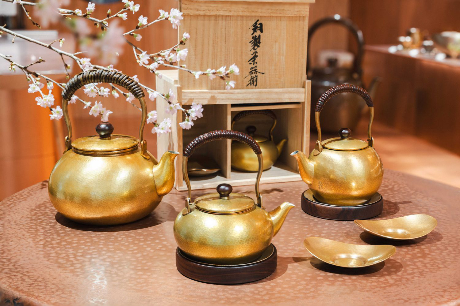 金色の茶器 – GINZA SIX | GSIX | ギンザ シックス | 銀座シックス